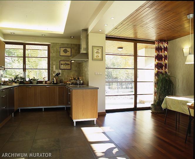 Drewno na ścianie: pomysł na efektowną dekorację ścian