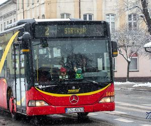 Pasażerowie wściekli na kierowcę autobusu! Chodzi o to zdjęcie. MUK Zgierz czeka... na oficjalną skargę
