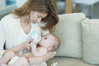 Karmienie mieszane mlekiem kobiecym. Jak podawać dziecku odciągnięty pokarm mamy?