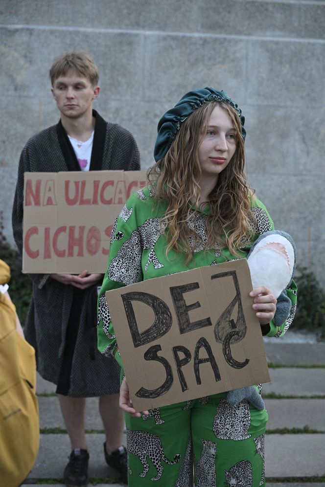 Przeszli przez Warszawę w piżamach i kapciach. Krzyczeli "Chcemy spać!"