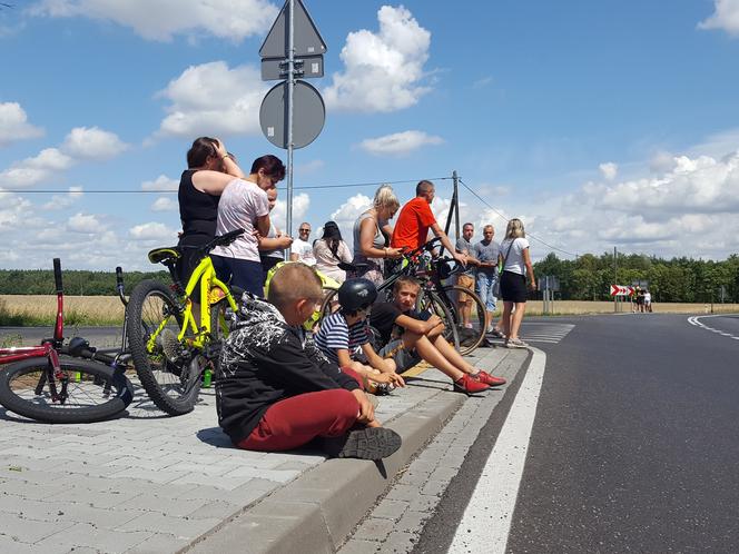 W Henrykowie koło Leszna kibice czekają na kolarzy 80. Tour de Pologne 