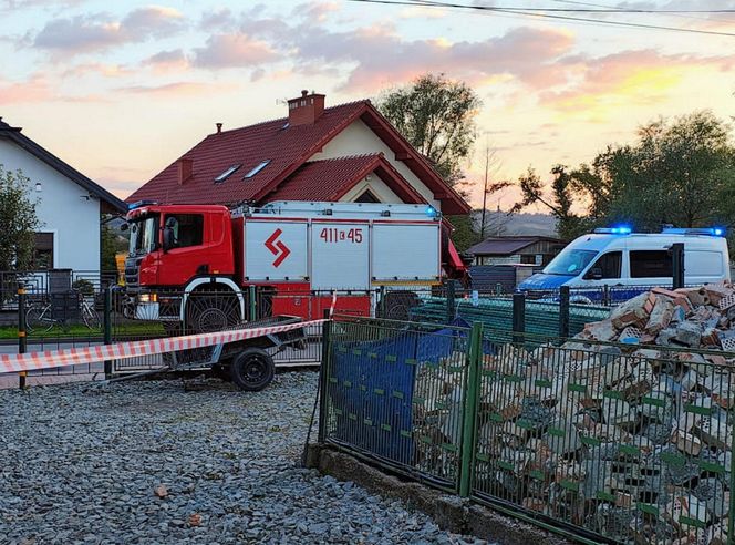 Jadowniki. Śmiertelny wypadek w czasie prac remontowo-rozbiórkowych. Komin osunął się na 26-latka