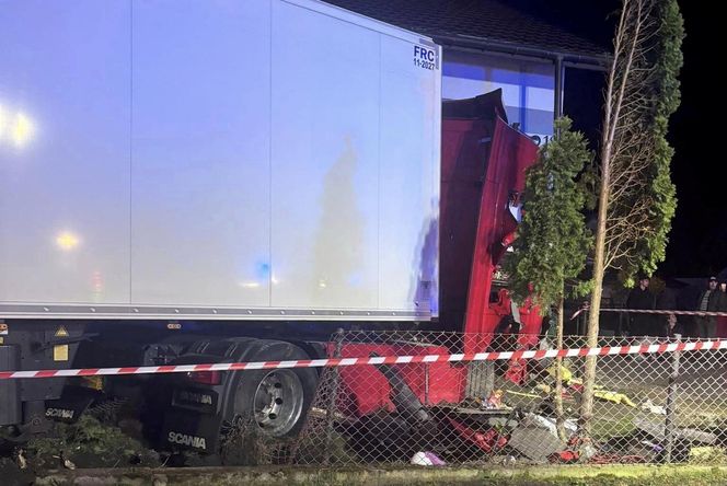 Ciężarówka wjechała w dom pod Siedlcami