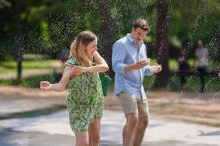 Przyjaciółki 20 sezon, odcinek 235. Błażej (Mateusz Damięcki), Iza (Zofia Domalik) - przyrodnia siostra Zuzy