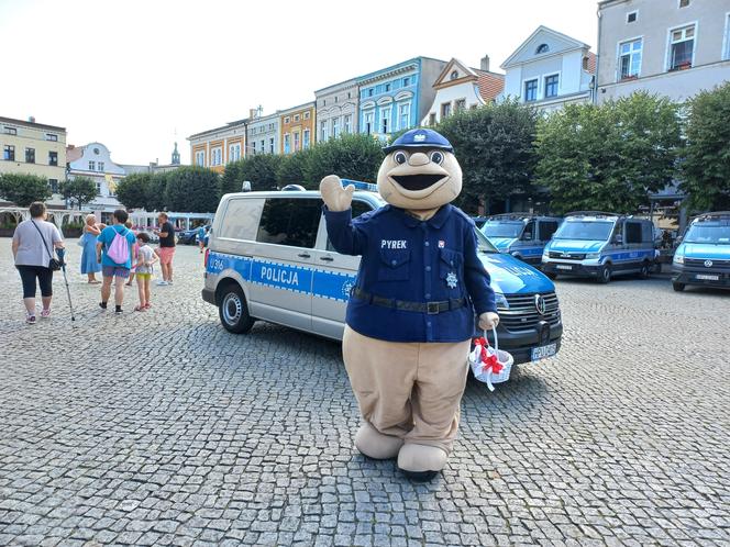 Policjanci świętowali na Rynku w Lesznie. Był uroczysty apel i piknik