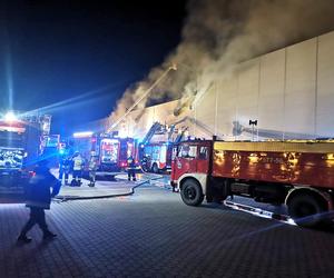 Pożar zakładów Tarczyński pod Wrocławiem. Zdjęcia straży pożarnej