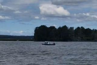 Trzy osoby zginęły w czasie szkwału na jeziorze Niegocin. Znaleziono jedną z łodzi [ZDJĘCIA]