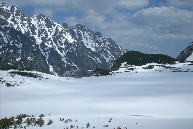 Spada zagrożenie lawinowe w Tatrach! Szlak do Doliny Pięciu Stawów znowu działa