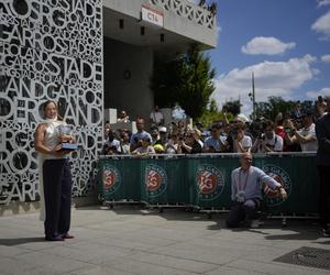 Zjawiskowa Iga Świątek świętuje zwycięstwo w Roland Garros