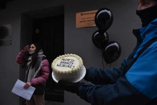 Protest branży weselnej w Toruniu. List do rządu, postulaty i tort