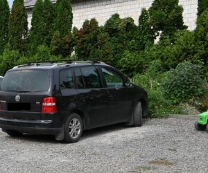 Dziadek potrącił wnuka. 1,5-roczne dziecko leżało przy samochodzie