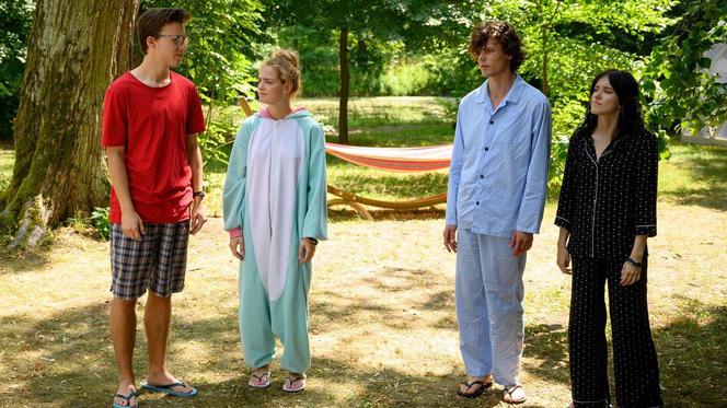 Barwy szczęścia odc. 2155. Kacper (Jakub Szlachetka), Oliwka (Wiktoria Gąsiewska), Kajtek (Jakub Dmochowski), Madzia (Natalia Sierzputowska)