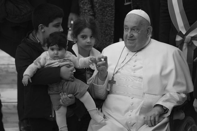 Papież Franciszek nie żyje.