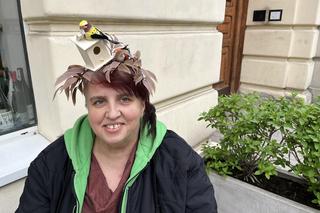 Pani Monika z delikatesów na Ochocie podbiła serca klientów fantazyjnymi nakryciami głowy