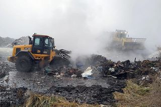 Pożar odpadów popowodziowych trwa już drugą dobę