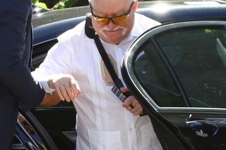Lech Wałęsa z ręką na temblaku poszedł do kościoła. Na koszuli Matka Boska i flaga Ukrainy