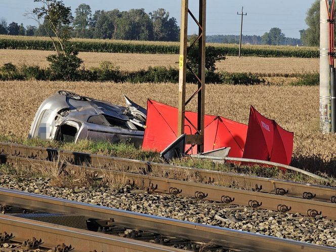 Tragedia na przejeździe kolejowym pod Gnieznem. Nie żyje kierowca osobówki!