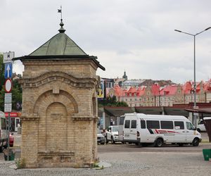 Studzienka na placu przy PKS w Lublinie to pozostałość po dawnej ul. Szerokiej