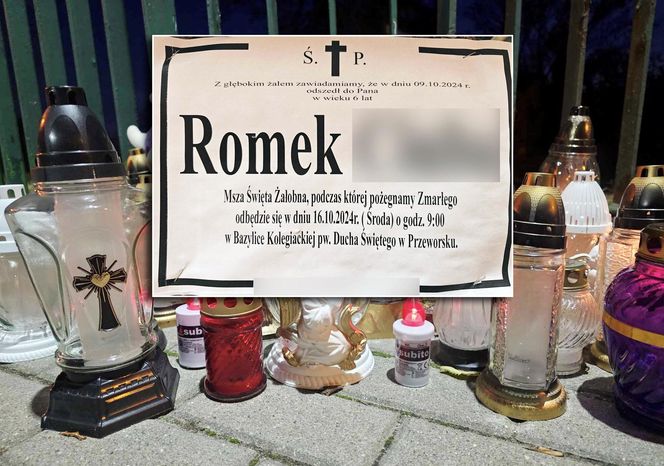 6-letni Romeczek zginął w wypadku w Przeworsku. Maskotki i znicze wyciskają łzy