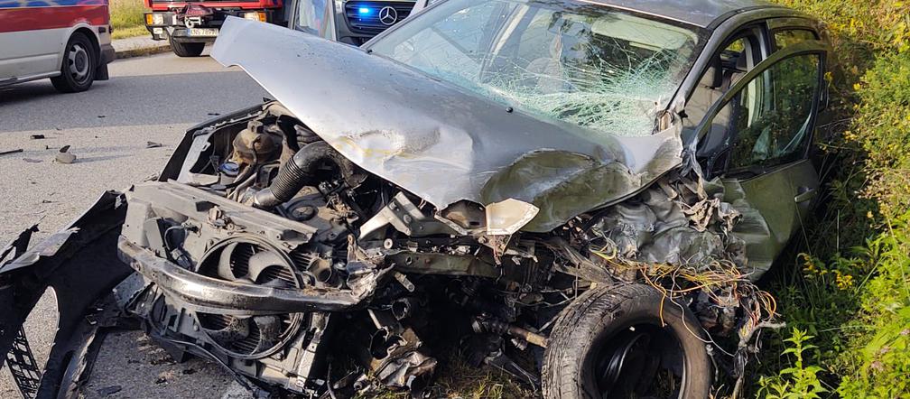 Wypadek w Tęgoborzy. Autokar zderzył się z osobówką. Dziecko trafiło do szpitala