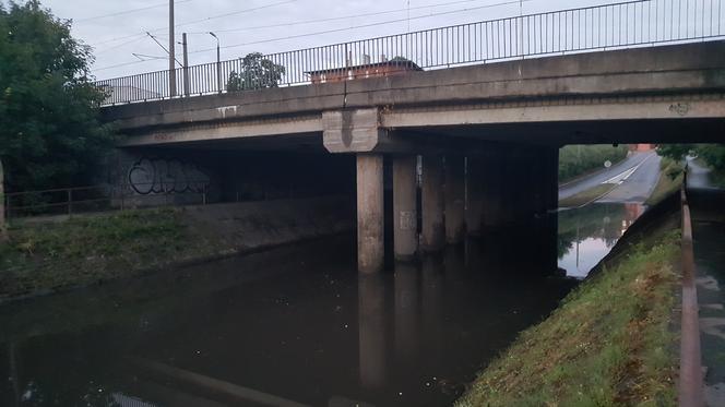 Ulewa w Bydgoszczy. Woda zalała ul. Brzechwy pod wiaduktem kolejowym [ZDJĘCIA]