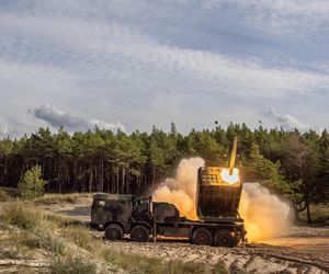 Tusk i Kosiniak-Kamysz na poligonie. Pierwsze strzelanie bojowe z systemu Wisła i HOMAR-K