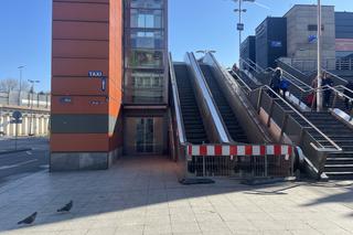 Unieruchomione schody na krakowskim dworcu. Czy w końcu zaczną działać?