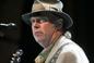 Neil Young usunięty ze Spotify! Antyszczepionkowiec Joe Rogan górą
