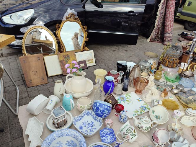 Wyjątkowe antyki ponownie zagościły na Placu Zamkowym w Lublinie. Tak wygląda wrześniowa Lubelska  Giełda Staroci [GALERIA]