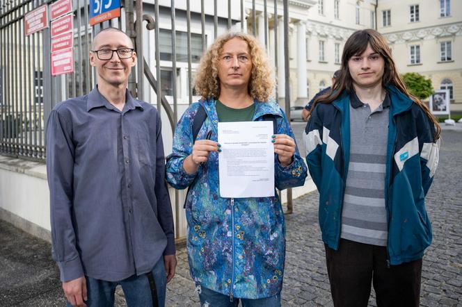 Lokatorzy z Osiedla Przyjaźń protestowali przed ratuszem: "Chcemy umów z miastem, nie wysiedleń!"