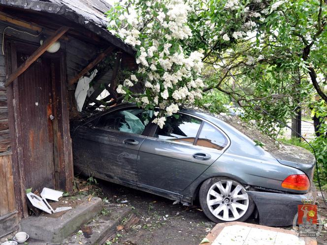 BMW wbiło się w dom