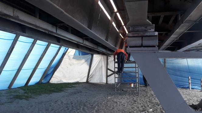 Trwa remont wiaduktu kolejowego z kładką dla pieszych nad ulicą Grunwaldzką w Bydgoszczy [ZDJĘCIA]