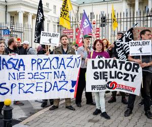 Lokatorzy z Osiedla Przyjaźń protestowali przed ratuszem: Chcemy umów z miastem, nie wysiedleń!