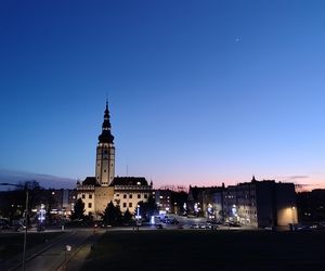 Odbudowany ratusz w Strzelinie nocą