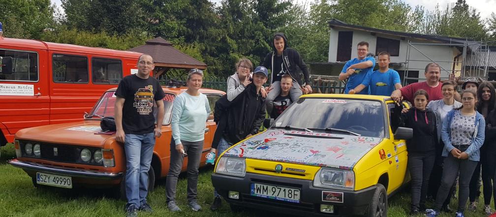 Artystyczna twórczość... na masce samochodu