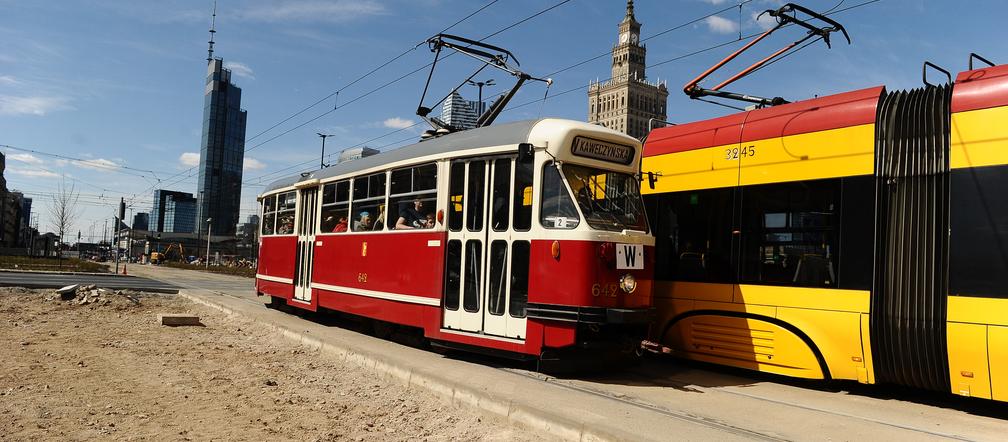 Parówki opanowały Warszawę. Zabytkowe tramwaje zrobiły wielką radochę pasażerom