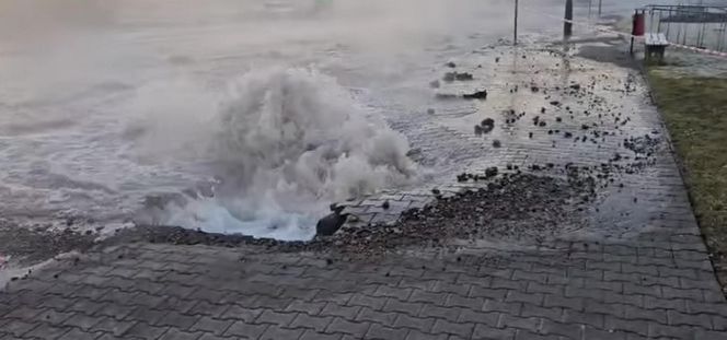 Gejzer wody zalał ulice. W Piekarach Śląskich tworzą się gigantyczne korki