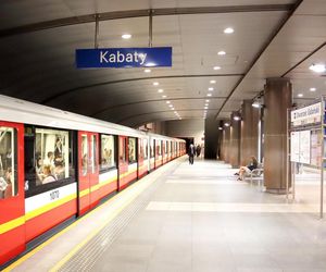 Metro w Warszawie już wozi pasażerów, ale wciąż są drążone nowe linie
