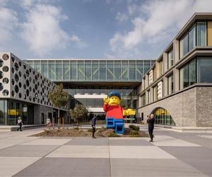 Fasada z klockami Lego; Lego Campus, Billund, Dania; proj. CF Møller Architects