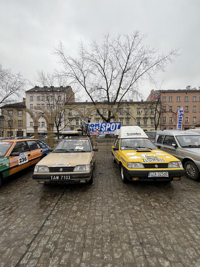 WOŚP 2024 w Krakowie. Zlot samochodów Złombol na Placu Wolnica przyciągnął tłumy fanów aut rodem z PRL-u