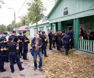 Chaos na Osiedlu Przyjaźń. Policja zatrzymała mieszkańca domku. „Wyciągnęli go siłą”