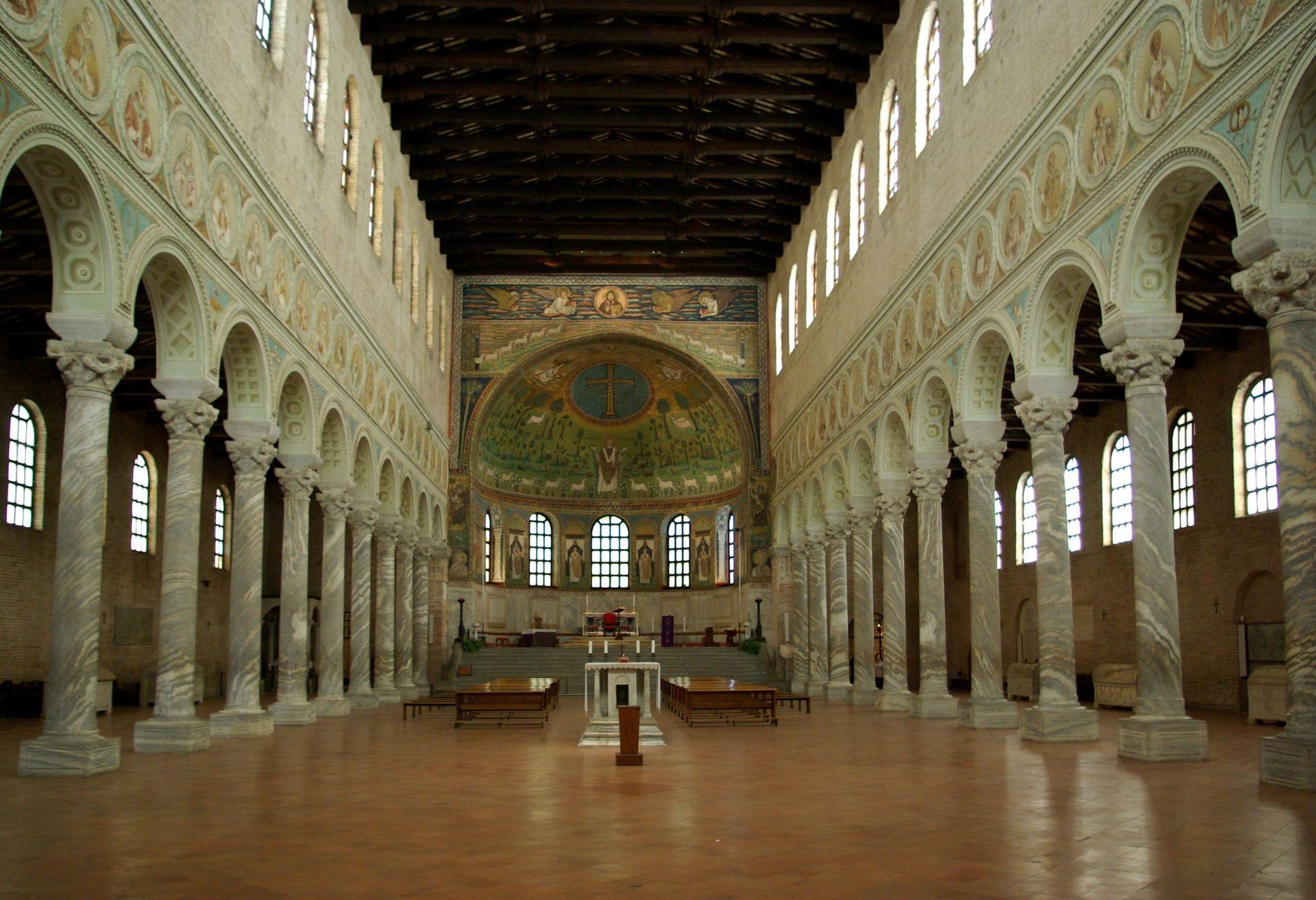 Wnętrze bazyliki Sant’Apollinare in Classe w Rawennie