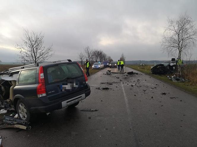 W pow. puławskim zderzyły się ze sobą trzy samochody. Nie żyje kierowca