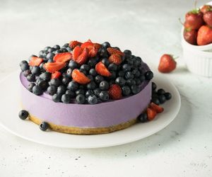 Mleczko kokosowe mieszam z musem owocowym. Ten wegański sernik na zimno to niebo na talerzu  