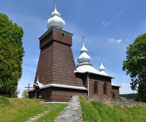 To niewielka wieś w Małopolsce. Słynie z niezwykle pięknej łemkowskiej cerkwi 