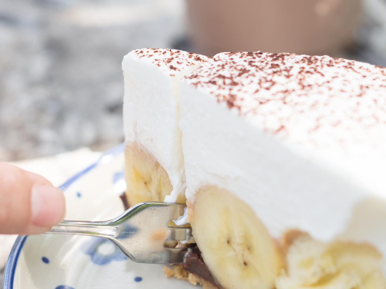 Ciasto z bananami i pianką jogurtową na kruchym spodzie