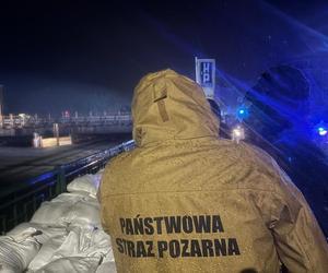 Dzierżysławice. Rodzina uwięziona w zalanym samochodzie! Pilna akcja ratowników