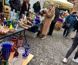 Wcisło buszuje na pchlim targu.