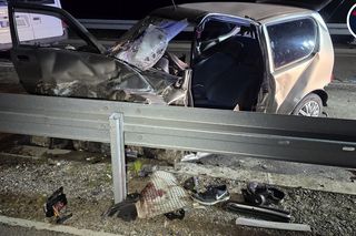 Tragiczny wypadek w Zakroczymiu: Czołowe zderzenie busa z fiatem. Kierowca zakleszczony