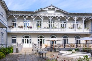 Klimat leśny, balsamiczne powietrze. Ten pensjonat  otoczony przeszklonymi werandami dziś znów zachwyca